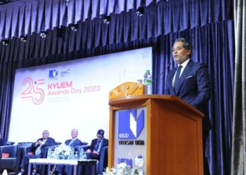 Khairy addressing 269 graduates.
